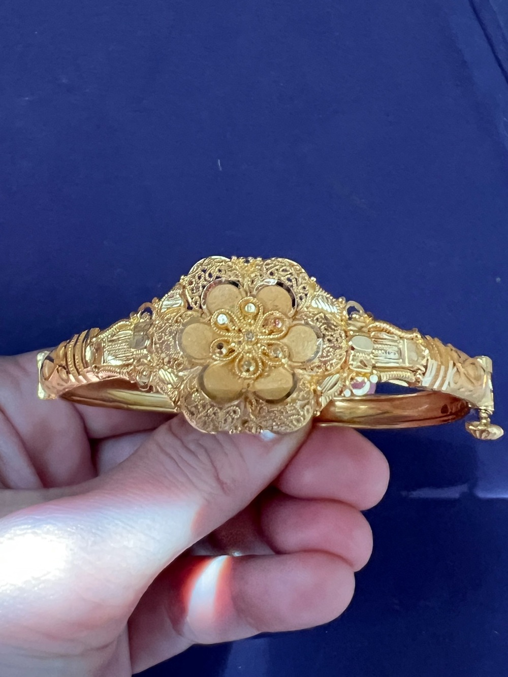 Gold Floral Women's Bracelet - Elegant Flower Bangle